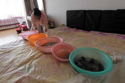 南昌楼上漏水，住户失联，小区没物管，业主维权难！律师来支招……